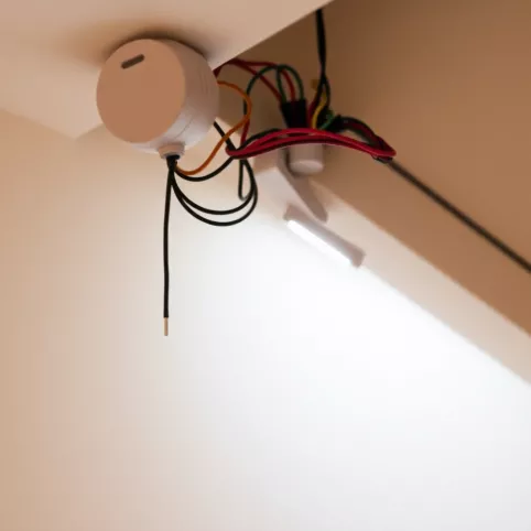 Jak podłączyć czujnik ruchu do oświetlenia schodowego