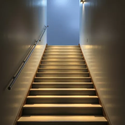 Na jakiej wysokości oświetlenie schodów